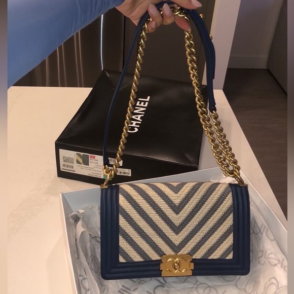 Chanel Boy Bag Chevron Ivory/Blue - Picture 4 of 12